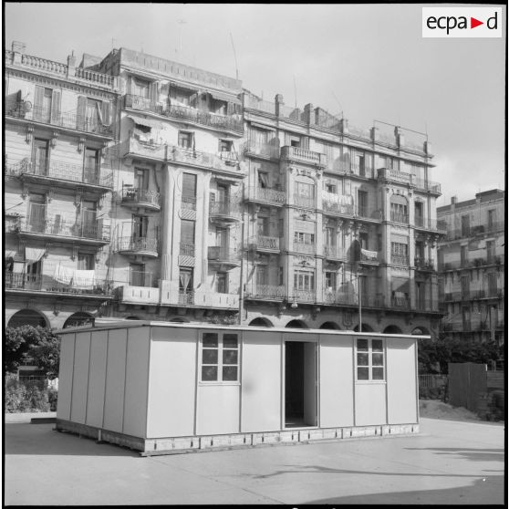 Vue extérieure d'un bâtiment préfabriqué.