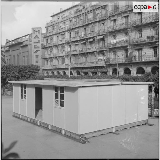 Vue extérieure d'un bâtiment préfabriqué.