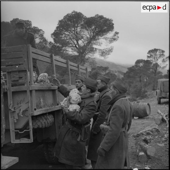 Des militaires français déchargent une cargaison de choux-fleurs.