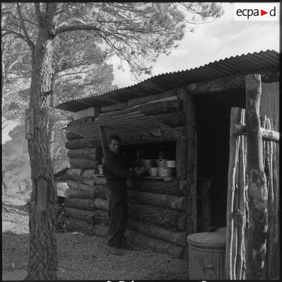 Préparation de gamelles de soupe dans une cuisine de campagne.