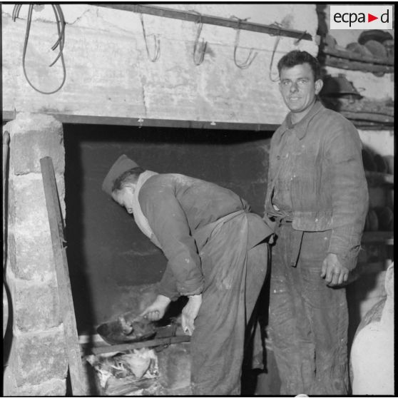 Les soldats Daniel Marie et Luce Brule prépare le repas de l'escadron.