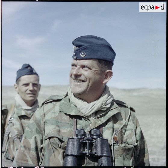 Portrait du capitaine Pierre commandant le groupe mobile de police rurale n° 3 (GMPR n° 3) lors d'une opération de ratissage dans le Djebel Gourrigueur.