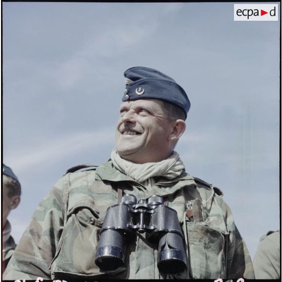 Portrait du capitaine Pierre commandant le groupe mobile de police rurale n° 3 (GMPR n° 3) lors d'une opération de ratissage dans le Djebel Gourrigueur.