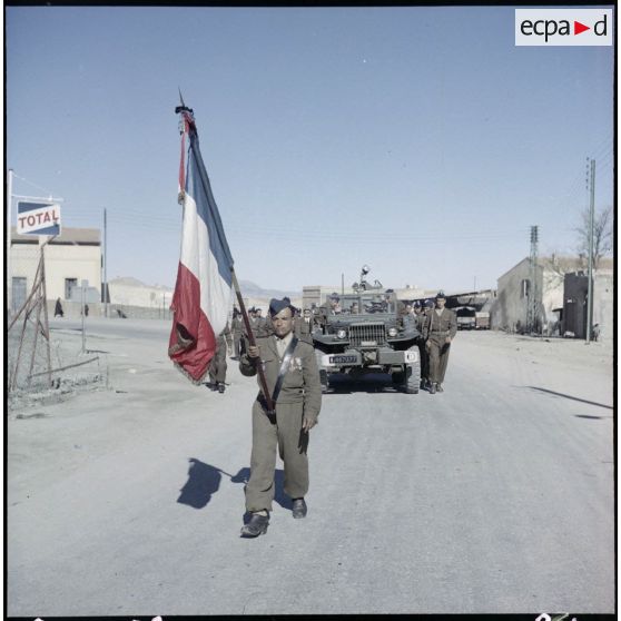 Vue du drapeau précédant le cortège funéraire lors des obsèques d'un garde du groupe mobile de police rurale n°3 (GMPR n°3).