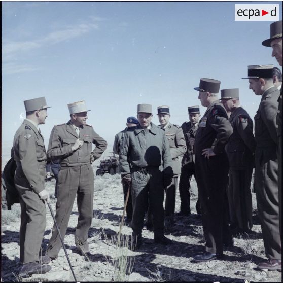 Portrait de groupe de généraux et d'autorités civiles en visite dans le secteur du djebel Kemaken.