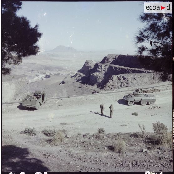 Vue générale de Ouenza, avec au premier plan un détachement de la 2e légion de gendarmerie mobile (LGM)  équipé d'un Scout Car M3 et d'un Light Armored Car M8.