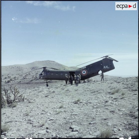 Les autorités en visite montent à bord d'un hélicoptère Vertol (ex-Piasecki) H-21 dans le Djebel Kemaken.