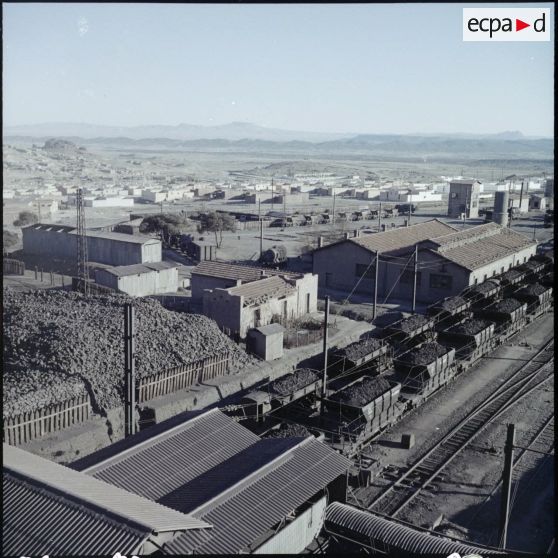 Vue des installations minières de Ouenza, au premier plan la gare et des trains de minerai.