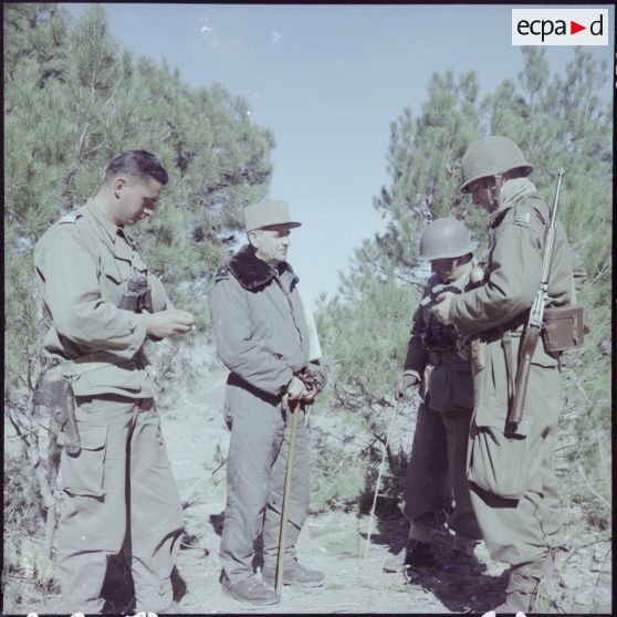 Portrait d'officiers de la 2e division d'infanterie mécanisée dans le secteur de Mesloula.