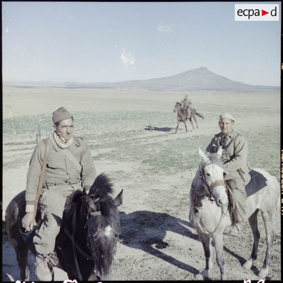 Portrait de goumiers montés au cours d'une patrouille dans la région de Bou Khadra.