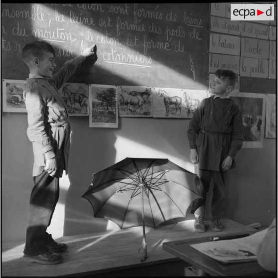 Photographie en pied de deux écoliers.