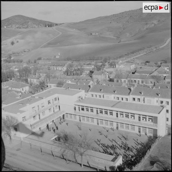 Vue aérienne de l'école de Teniet el-Haad et notamment la cour de récréation.