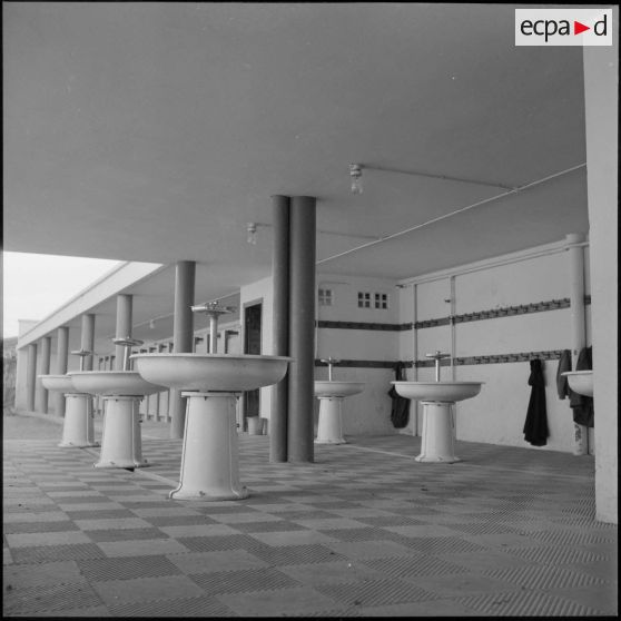 Vue de lavabos sous un préau à l'école Teniet-el-Haad.