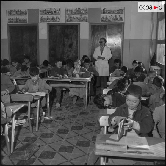 Vue d'une salle de classe de l'école de Teniet-el-Haad.