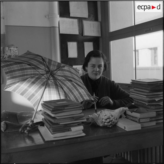 Une institutrice assise à son bureau.