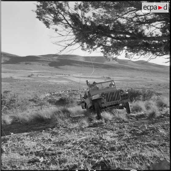 Une jeep dans un paysage désertique.