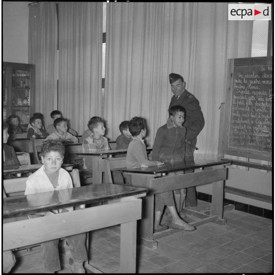 Vue de l'école de la SAS d'Hammam Melouane, rentrée du 4 janvier 1957.