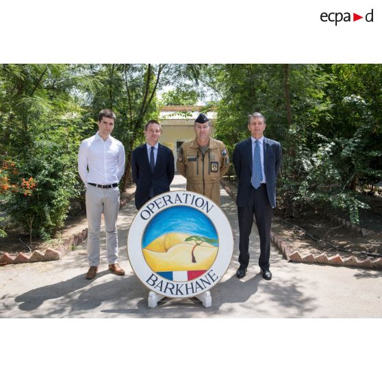 Le directeur Afrique du Foreign Office Neil Wigan pose aux côtés de l'ambassadeur Brian Olley et du général Stéphane Mille à N'Djamena, au Tchad.