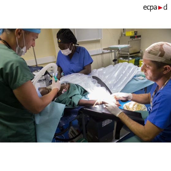 Le médecin principal Jean-Vivien, médecin réanimateur, prépare un enfant pour une opération de l'appendicite au pôle de santé unique (PSU) de N'Djamena, au Tchad.