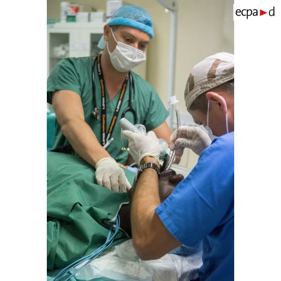 Le médecin principal Jean-Vivien, médecin réanimateur, et l'infimier anesthésiste Fabrice préparent un patient pour une opération chirurgicale au pôle de santé unique (PSU) de N'Djamena, au Tchad.