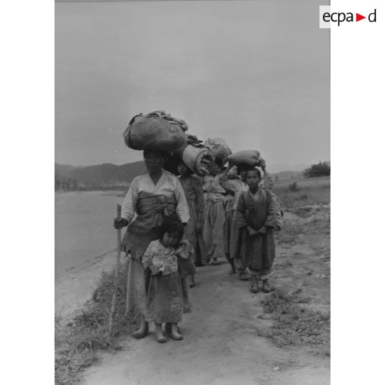 [Réfugiés sud-coréens fuyant devant l'avance des forces chinoises et nord-coréennes. Région de Hwachon. Avril-mai 1951.]