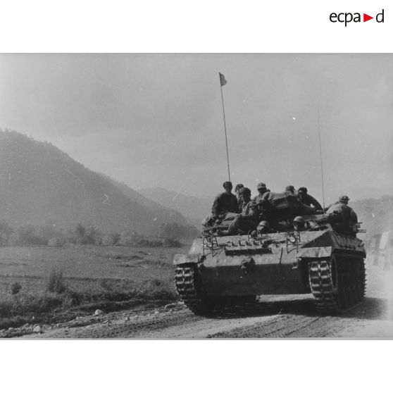 [L'infanterie d’accompagnement de la Task Force Zebra du 23e régiment d’infanterie américain transportée sur un blindé M 39. Région d'Inje. Mai 1951.]