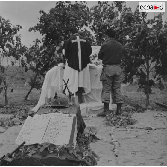 [Messe pour les morts de la 3e compagnie du bataillon français. Juillet 1951.]