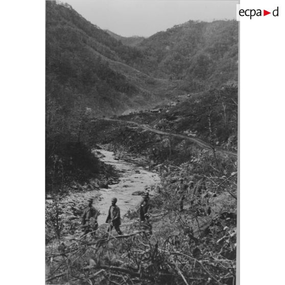 [Vallée de Sataeri au pied de Crèvecoeur. Arrivée des blessés légers et de prisonniers. Septembre 1951.]