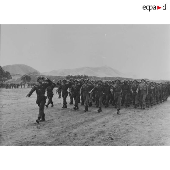 [Prise d'armes à Hoengsong. La 3e compagnie pendant le défilé. Fin juillet 1951.]