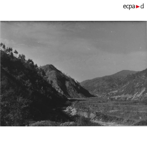 [Le chien de garde au pied du massif de Crèvecoeur bloque la vallée de Sataeri. Octobre 1951.]