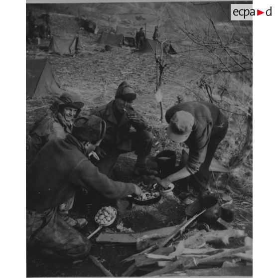 [Région Chechon. Bivouac 2e section, 3e compagnie. Fin février 1951.]