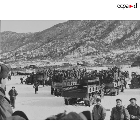 [Corée, vers 1950-1953. Embarquement des soldats du bataillon français dans des camions vers le front.]