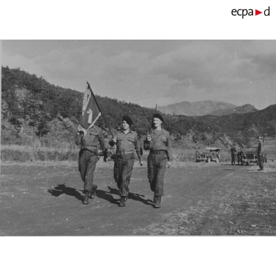 [Kapiyong. Octobre 1951. Fanion du bataillon. Porte-fanion : lieutenant Le Louer.]