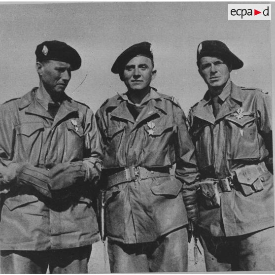 [Chipyong-Ni. Février 1951. Portrait (de gauche à droite) du capitaine de Castries commandant la 1re compagnie, du commandant Barthelemy de l'état-major du bataillon et du lieutenant Louer, chef de section de la 1re compagnie.]