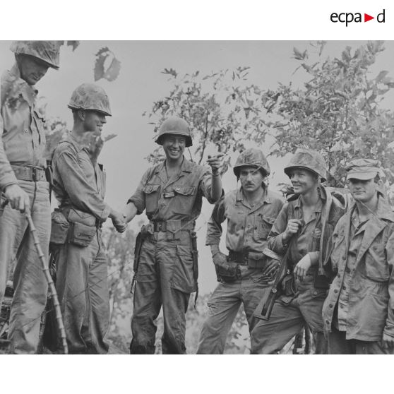 [Punch Bowl. Août 1951. Le bataillon français relève le 2e bataillon du 5e régiment de Marines. Le capitaine de Castries et le capitaine Ray N. Joens échangent une cordiale poignée de main.]