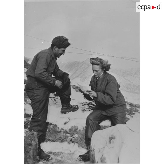 [Mademoiselle Montboisse, assistante sociale du bataillon français s'entretient avec un combattant.]