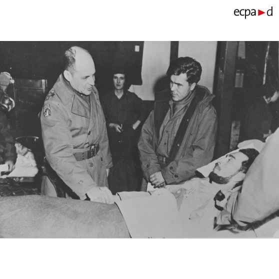 [Février 1951. Tokyo. Hôpital général militaire. Le général Ridgway vient de remettre la Silver star au lieutenant Lainel de la 1re compagnie grièvement blessé au nord de Wonju.]