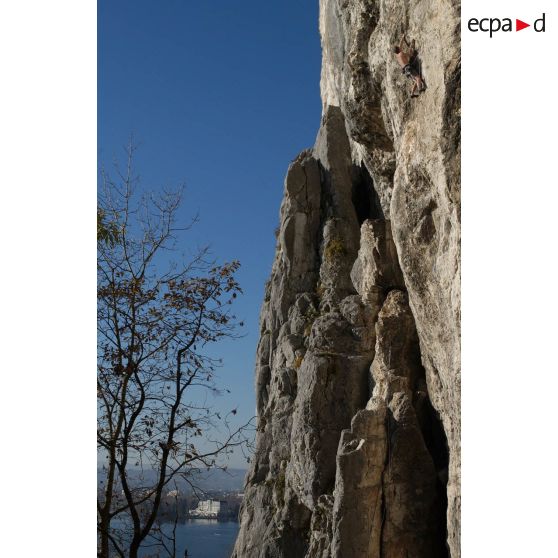 Entraînement d'escalade du GMHM (Groupe militaire de haute montagne) sur les parois rocheuses surplombant le lac d'Annecy.