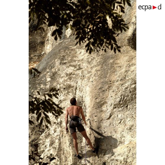 Entraînement d'escalade du GMHM (Groupe militaire de haute montagne) sur les parois rocheuses surplombant le lac d'Annecy.