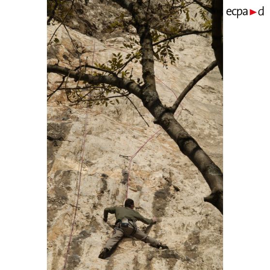 Entraînement d'escalade du GMHM (Groupe militaire de haute montagne) sur les parois rocheuses surplombant le lac d'Annecy.