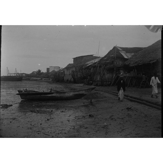 Zanzibar. Sur le bord de la mer, pirogue. [légende d'origine]