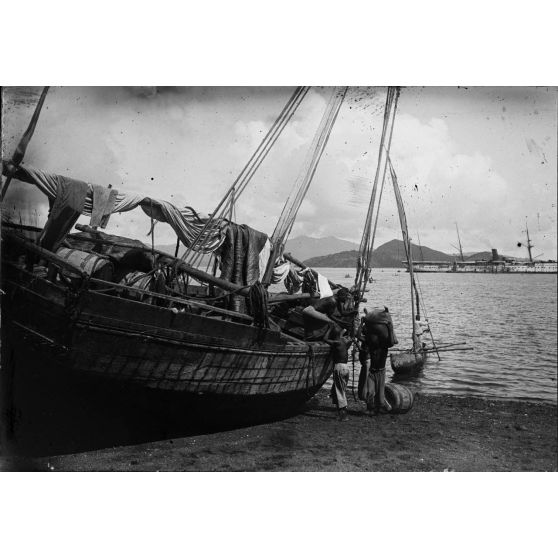 Mayotte. [illisible] au loin l'Iraouaddy. [légende d'origine]