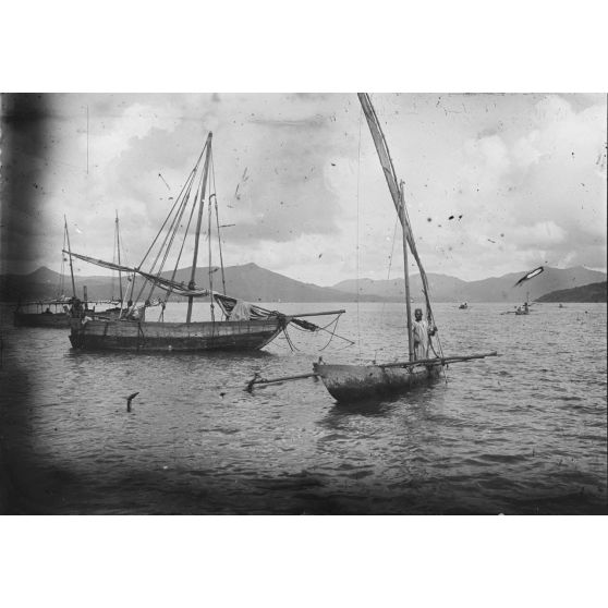 Mayotte. Une pirogue. [légende d'origine]