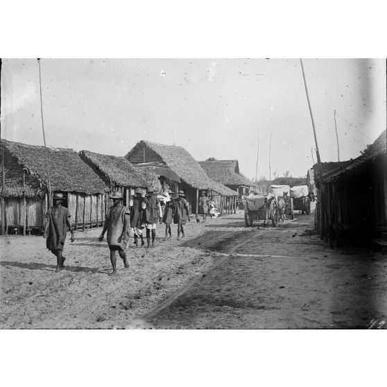 Dans un village sur la route d'Anderovante. [légende d'origine]