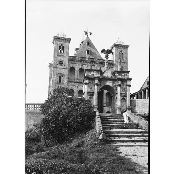 Au fronton du tomb. [illisible] Rasoherina Manjaka ny Madagascar. [légende d'origine]