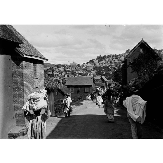 Une rue. [légende d'origine]