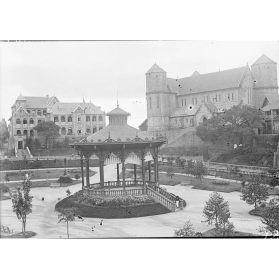 La place d'Andohola. Le kiosque, l'église anglicane et [illisible]. [légende d'origine]