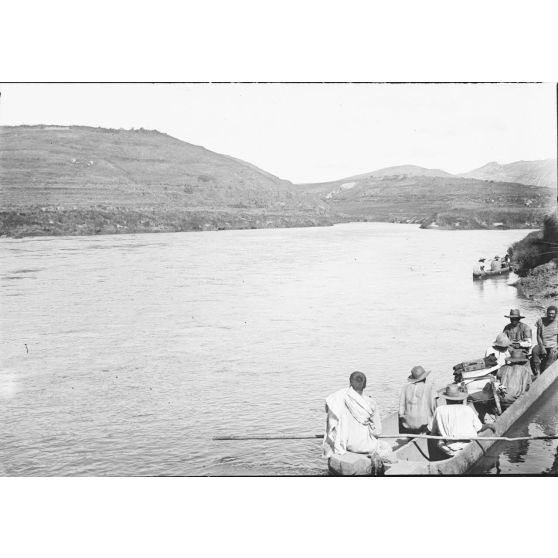 Passage d'une rivière en pirogue. [légende d'origine]