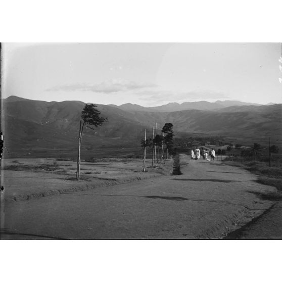 Le village d'Antanambao. Vu du poste d'Ivohibé. [légende d'origine]