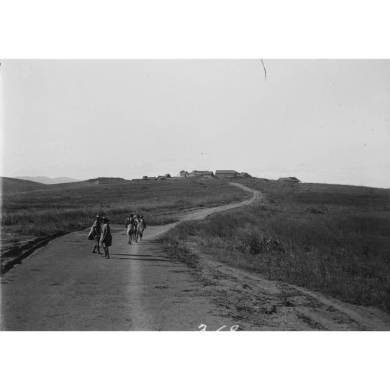 [Une route menant à un village.]